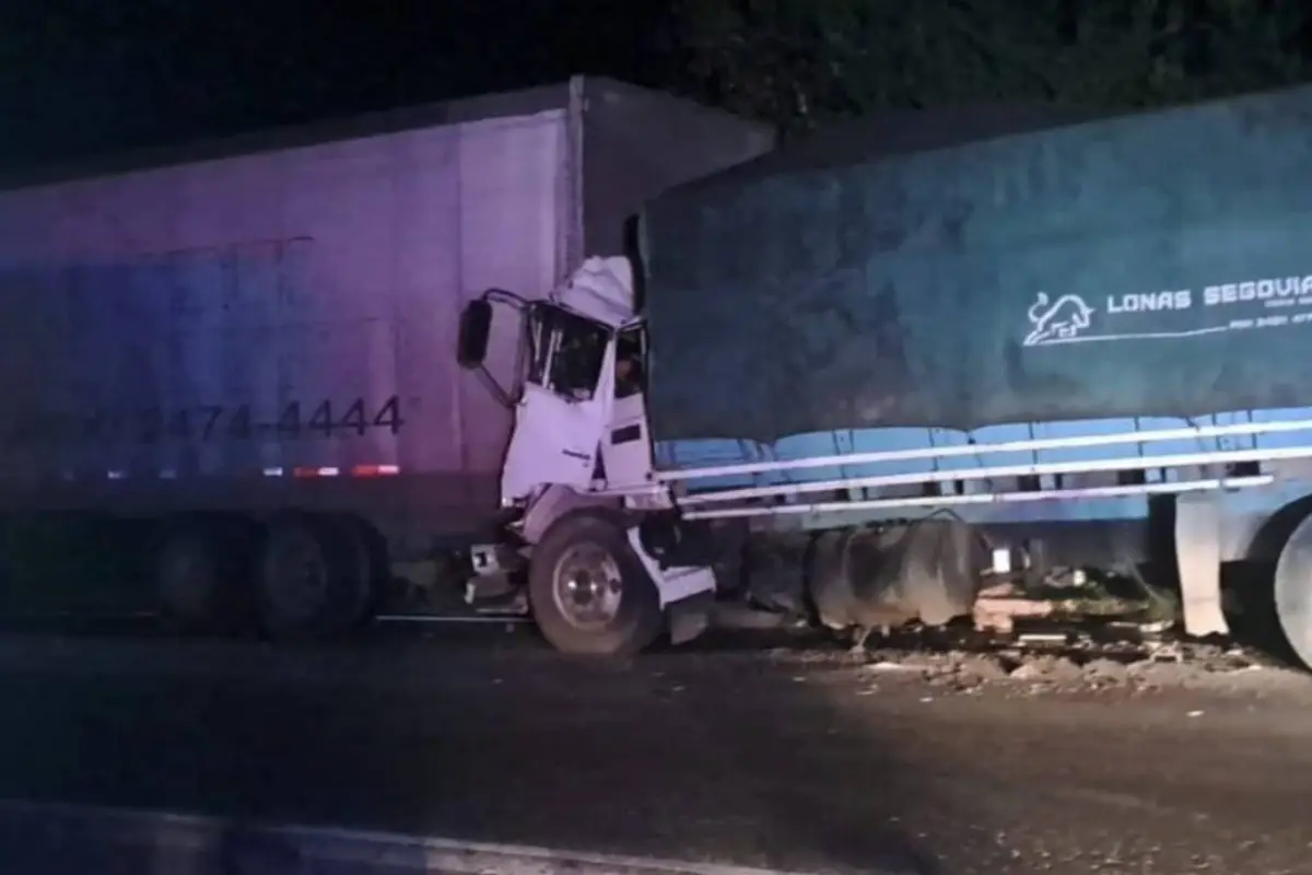 Dos personas quedaron atrapadas en la cabina del camión., Bomberos Voluntarios