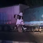 Dos personas quedaron atrapadas en la cabina del camión. ,Bomberos Voluntarios