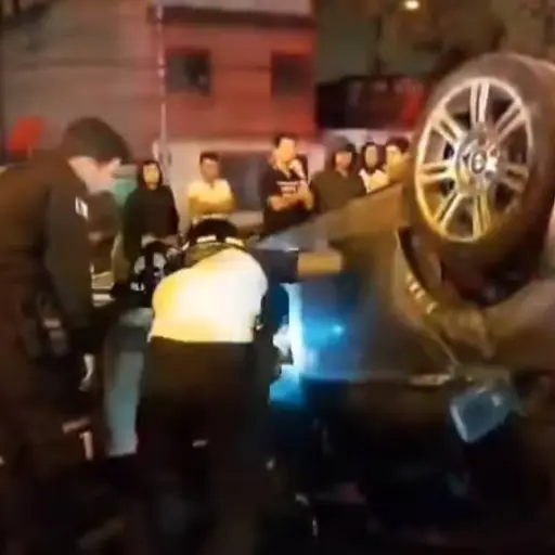 Vehículo queda volcado tras accidentarse sobre el Anillo Periférico. ,Captura de pantalla video X.