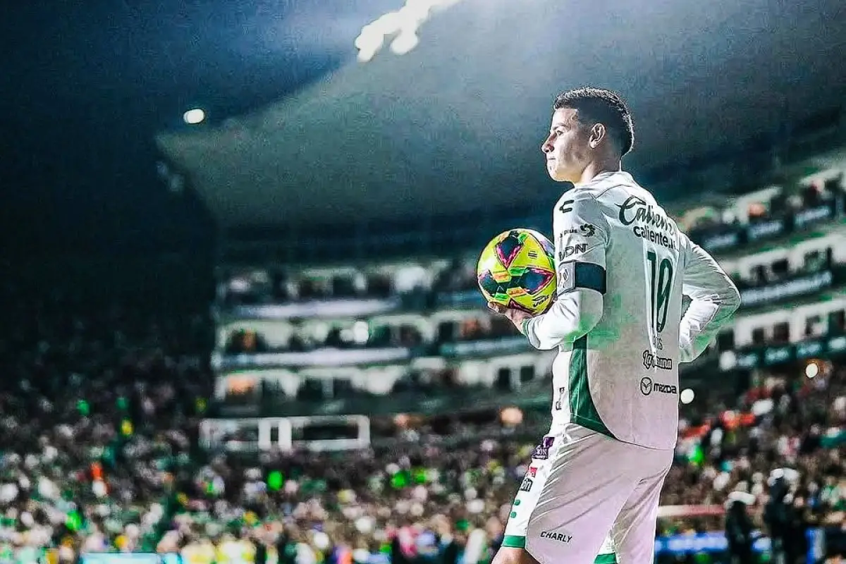 James Rodríguez ante "Chivas" de Guadalajara 