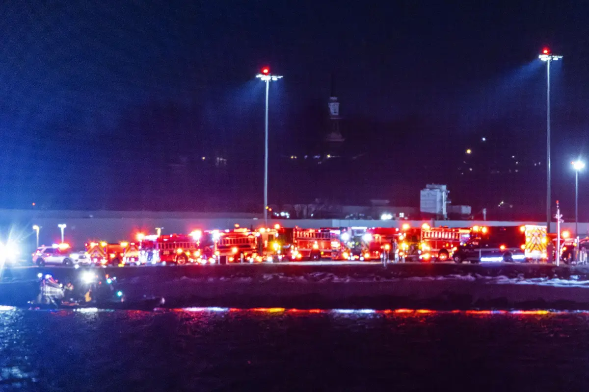  Integrantes del departamento de Policía de Washington DC trabajan en la zona de un accidente aéreo en Washington (EE.UU.)., Foto EFE