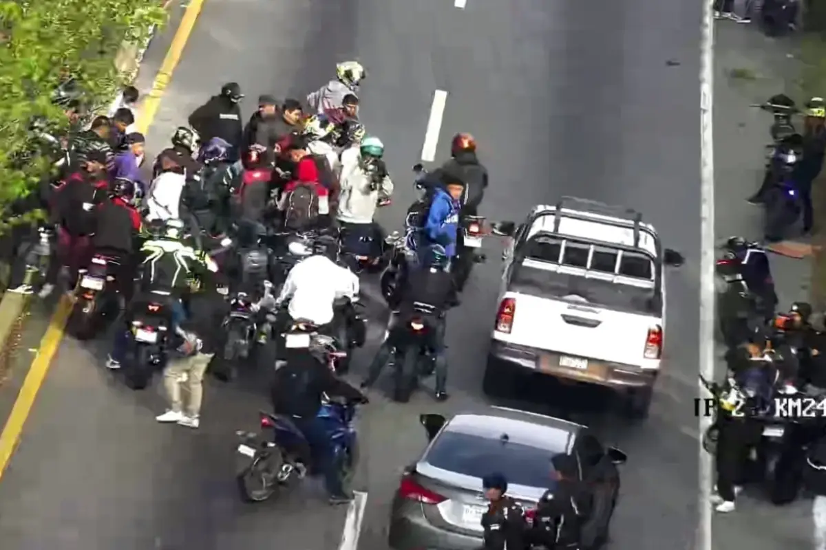 Bomberos Voluntarios acudieron a este tramo de la ruta Interamericana y trataron de darle los primeros auxilios., Tránsito Mixco.