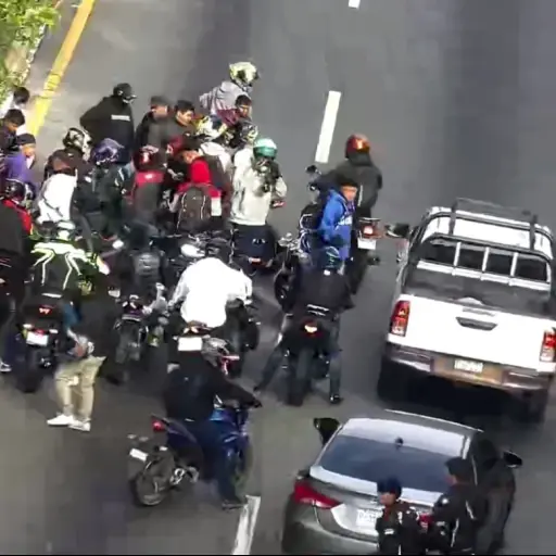 Bomberos Voluntarios acudieron a este tramo de la ruta Interamericana y trataron de darle los primeros auxilios. ,Tránsito Mixco.