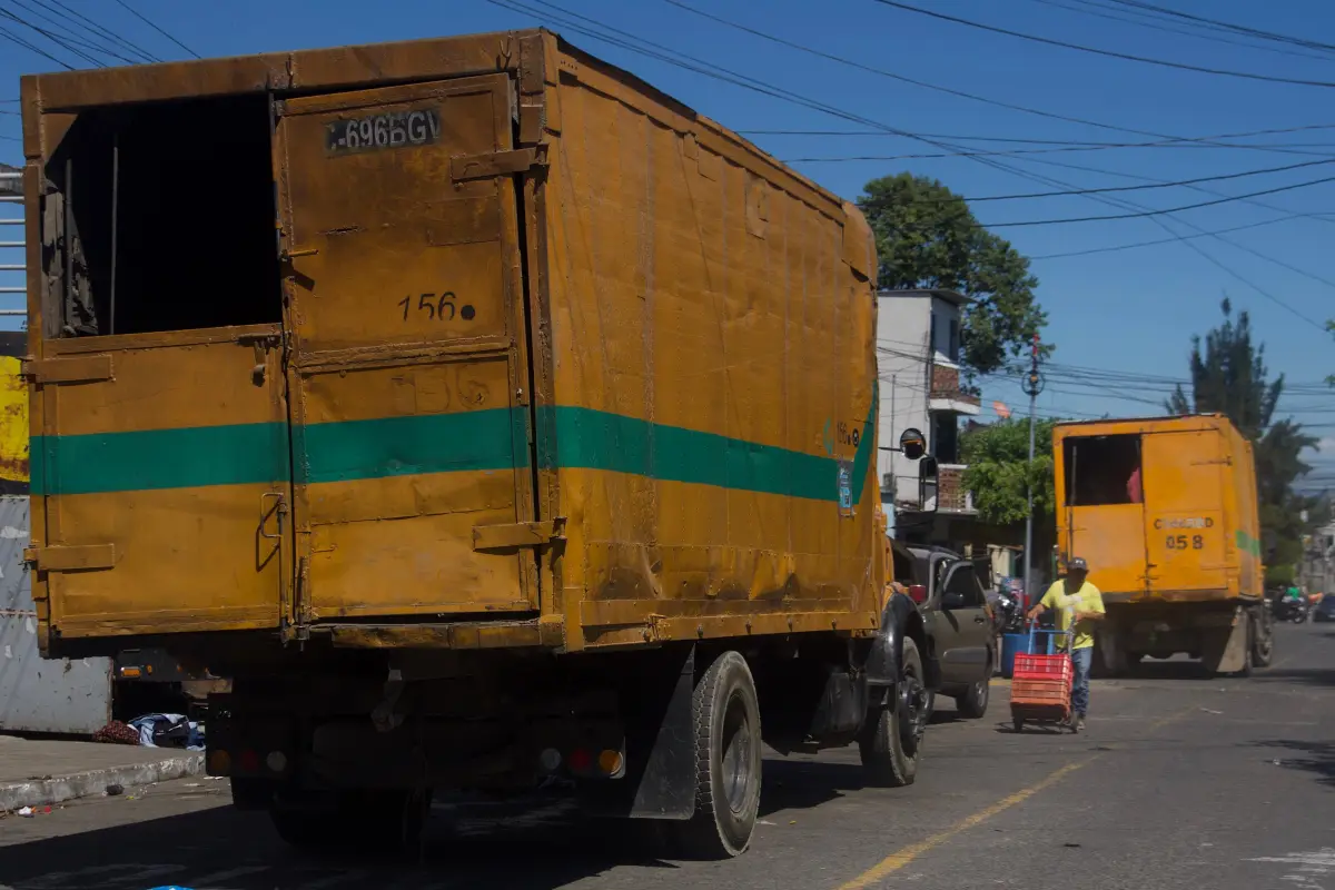 manifestación de recolectores de basura contra reglamento para separar residuos