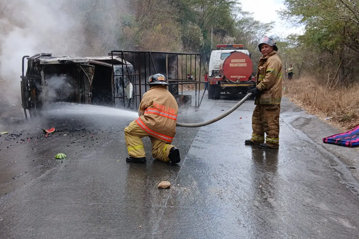 Un vehículo se accidentó y se incendió en San Juan Sacatepéquez. , Foto CVB