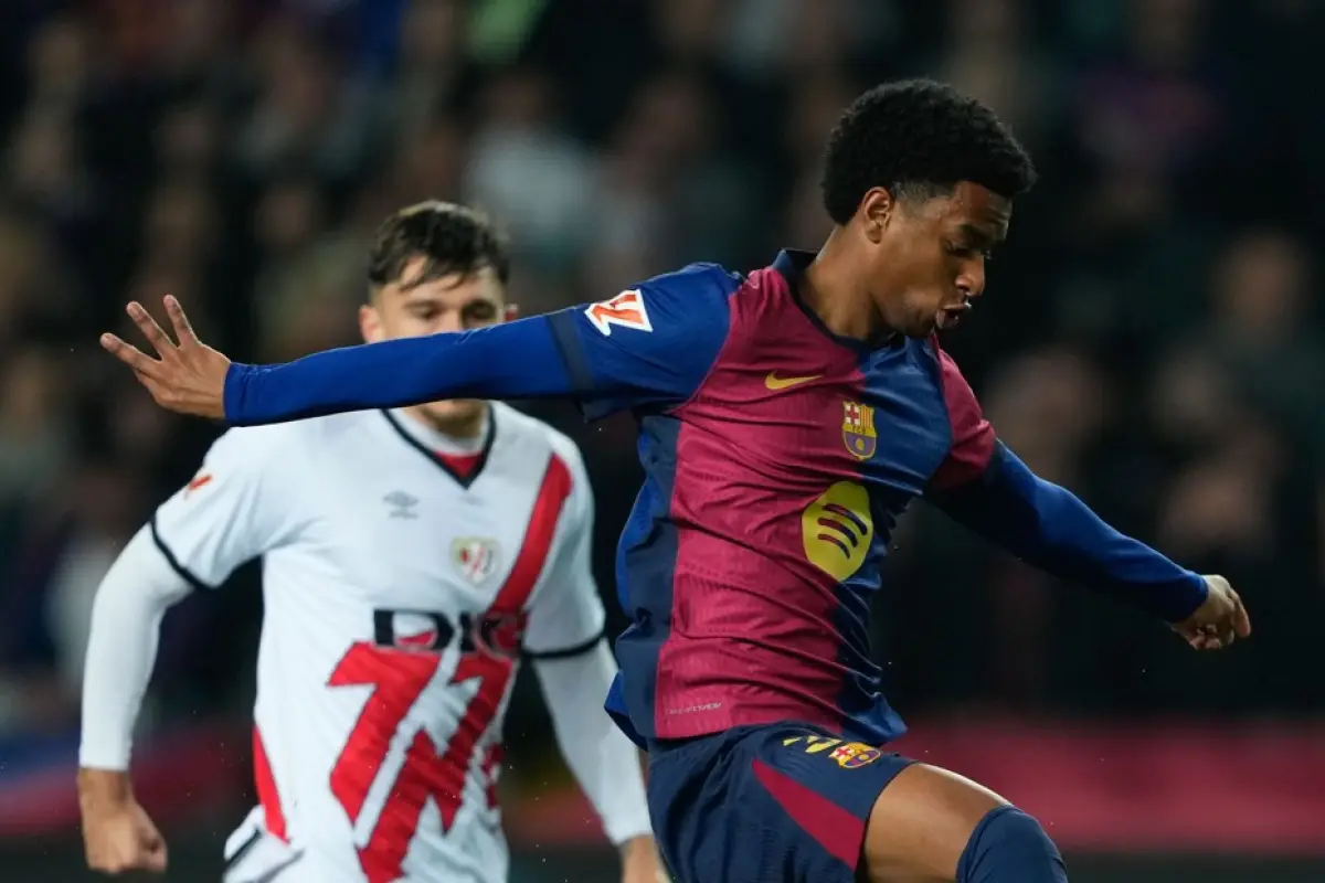 Alejandro Balde en una acción ante Rayo Vallecano 