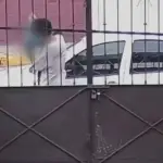 Bebé es abandonado dentro de bolsa en calle de Estado de México. ,Captura de pantalla video X.