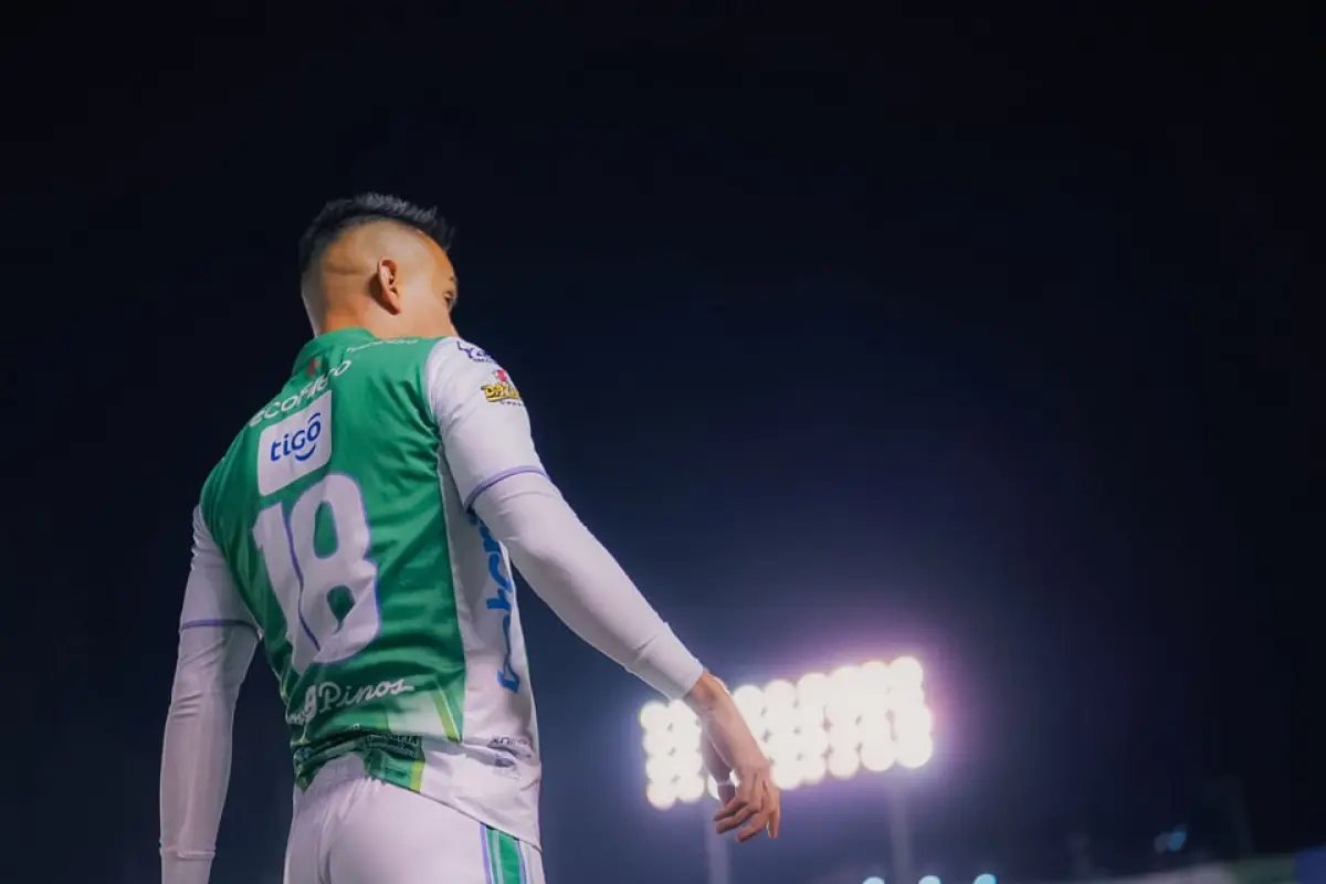 Óscar Santis captado durante el partido ante Xinabajul 