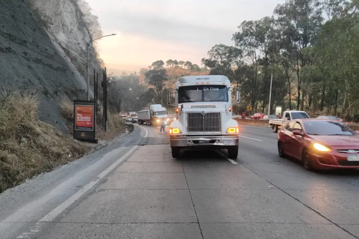 Los vehículos quedaron varados en el sentido hacia la Ciudad de Guatemala.Los vehículos quedaron varados en el sentido hacia la Ciudad de Guatemala., PMT de Villa Nueva.