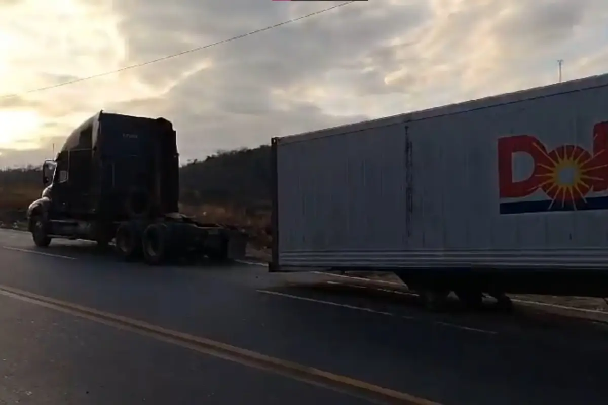 El accidente del tráiler ocurrió en el carril derecho de la carretera. , Captura de pantalla. 