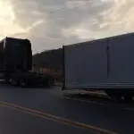 El accidente del tráiler ocurrió en el carril derecho de la carretera.  ,Captura de pantalla. 