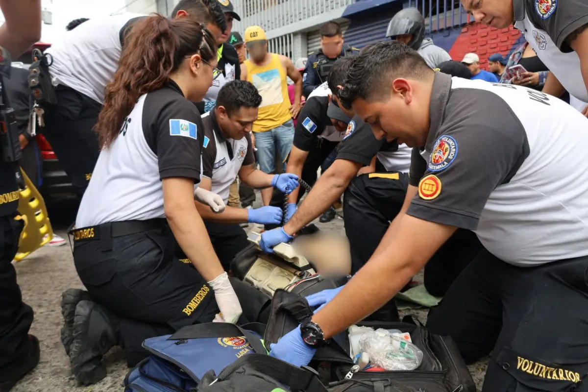 Paramédicos aplicaron los primeros auxilios al afectado en la zona 9., Bomberos Voluntarios.