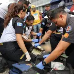 Paramédicos aplicaron los primeros auxilios al afectado en la zona 9. ,Bomberos Voluntarios.