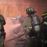 Los bomberos se arriesgaron al subir a los techos para agilizar la liquidación de fuego. ,Bomberos Voluntarios.