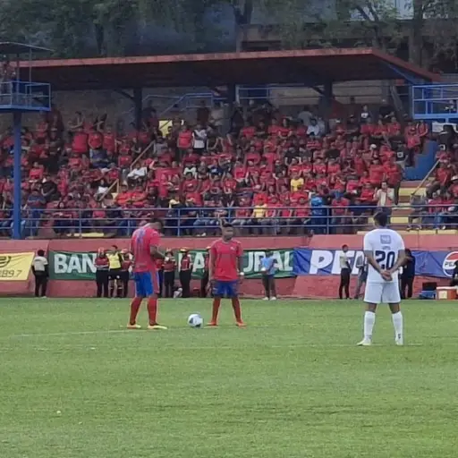 Previo al clásico 332, se realizó un minuto de silencio por víctimas mortales en calzada La Paz