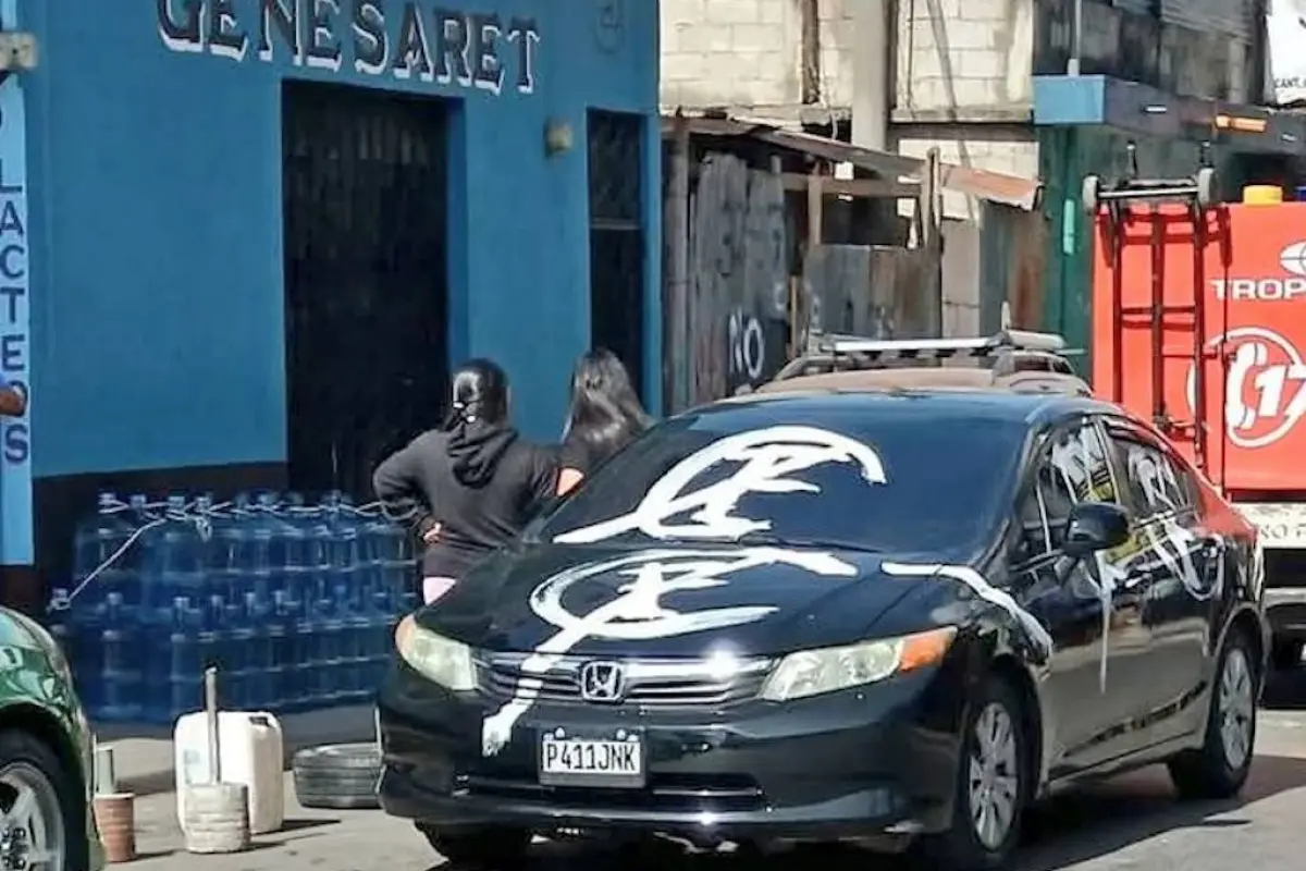 Vecinos pintan un carro en zona 7 como advertencia por mal estacionamiento, Redes sociales.