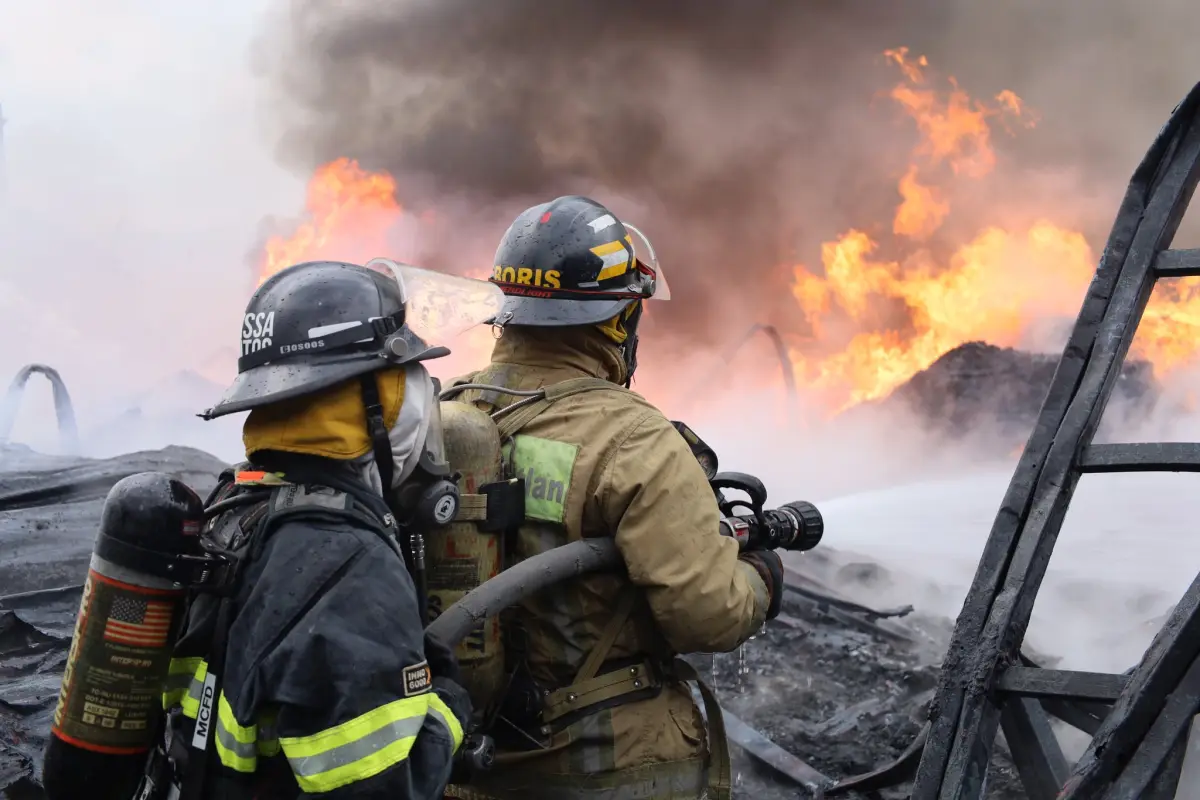 Más cuerpos de rescate acudieron al lugar para combatir las llamas., Bomberos Voluntarios.