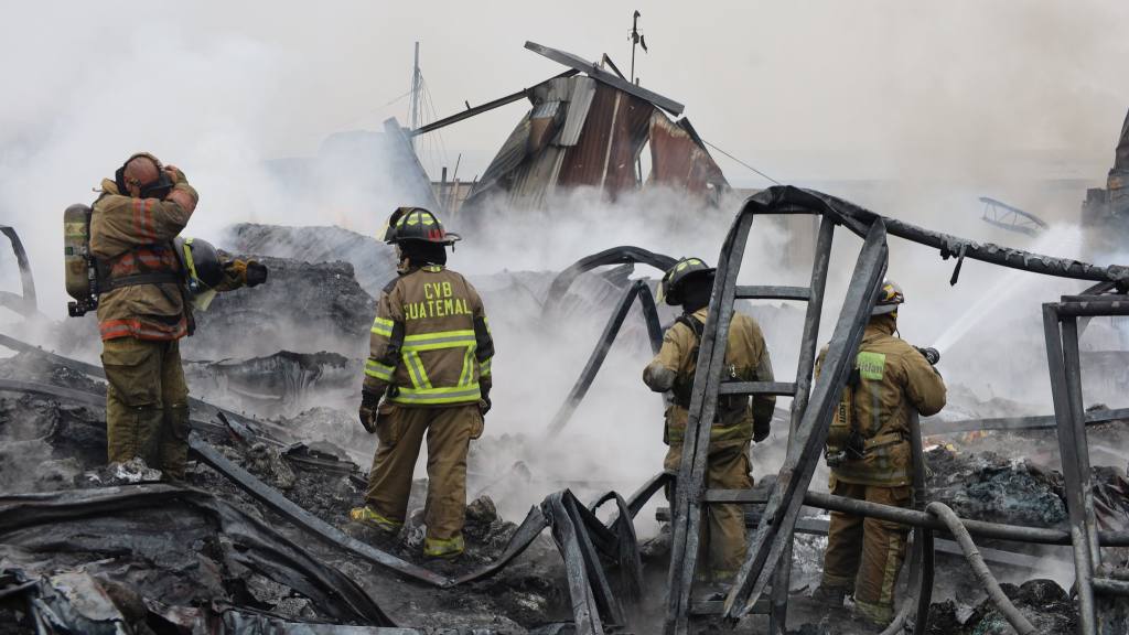 Más cuerpos de rescate se unieron a las tareas de combate del incendio estructural. | Bomberos Voluntarios.