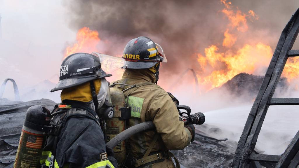 Más cuerpos de rescate se unieron a las tareas de combate del incendio estructural. | Bomberos Voluntarios.