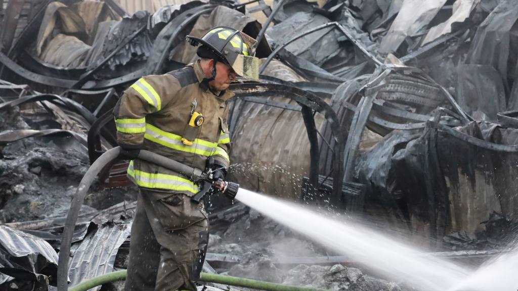 Más cuerpos de rescate se unieron a las tareas de combate del incendio estructural. | Bomberos Voluntarios.