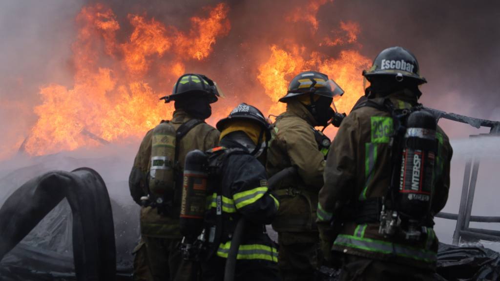 Más cuerpos de rescate se unieron a las tareas de combate del incendio estructural. | Bomberos Voluntarios.