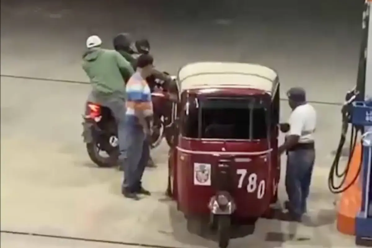 Delincuentes armados y con pasamontañas asaltando en gasolinera de Retalhuleu., Captura de pantalla video X.