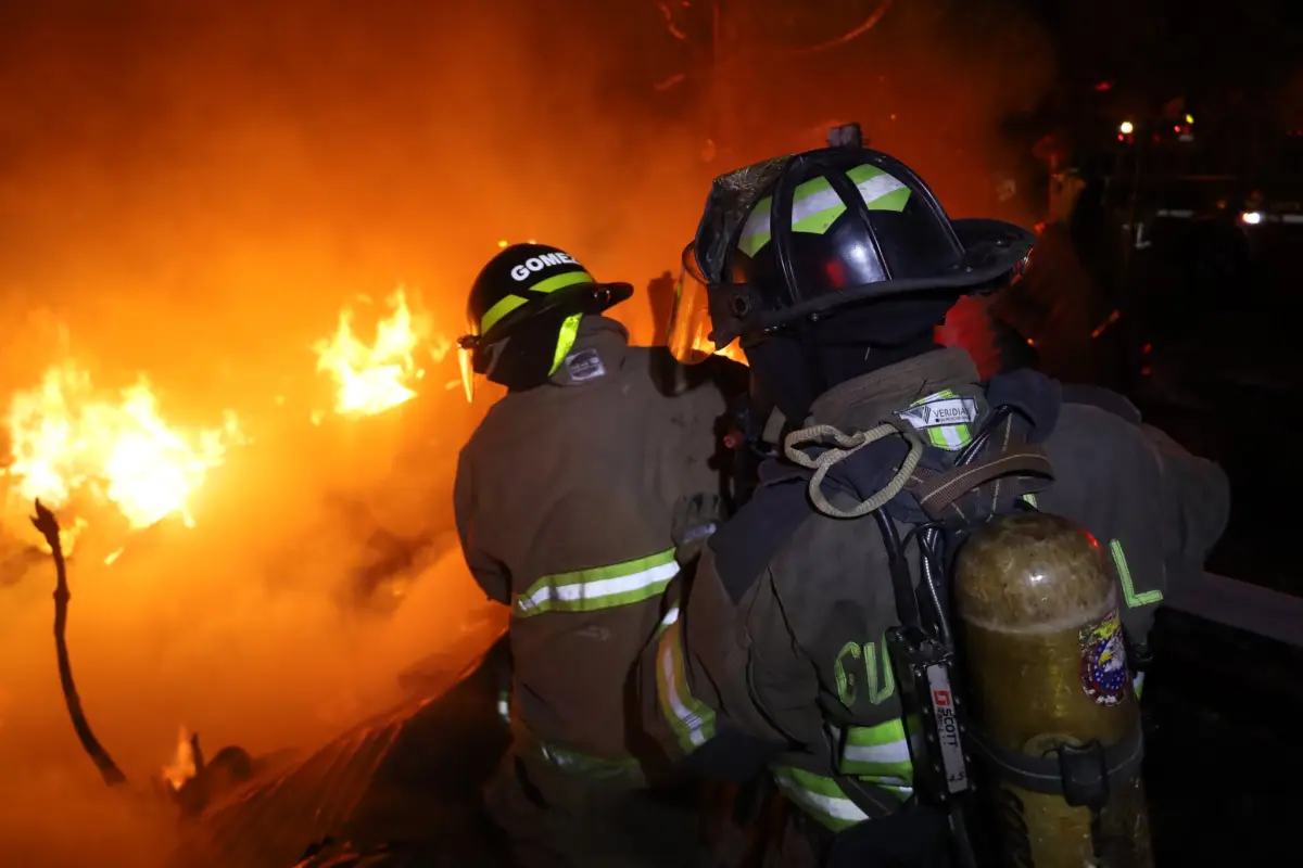 El incendio en zona 4 de Villa Nueva consumió varias viviendas., Bomberos Voluntarios