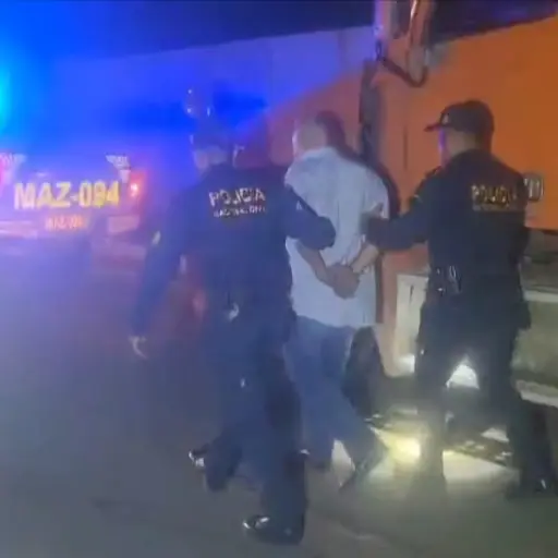 El detenido conducía el furgón robado. ,PNC