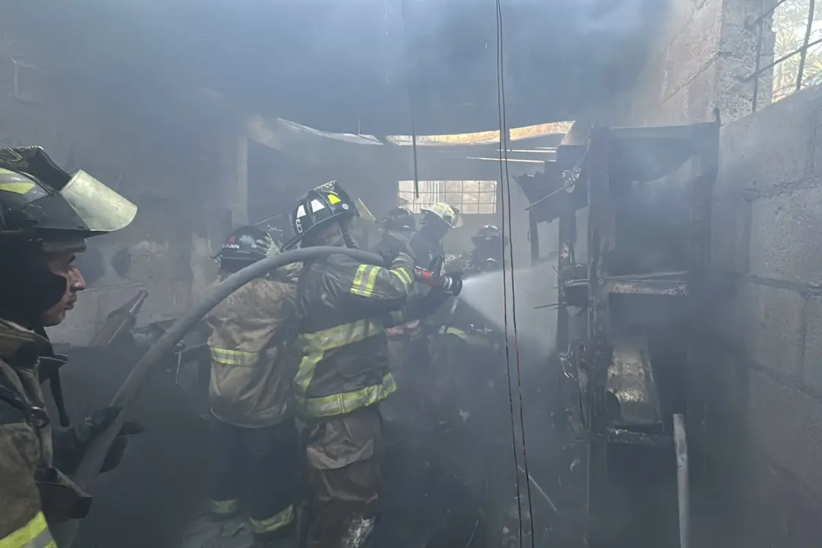 Bomberos localizaron a una persona fallecida mientras realizaban la remoción de escombros. , Foto CVB