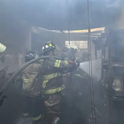 Bomberos localizaron a una persona fallecida mientras realizaban la remoción de escombros.  ,Foto CVB