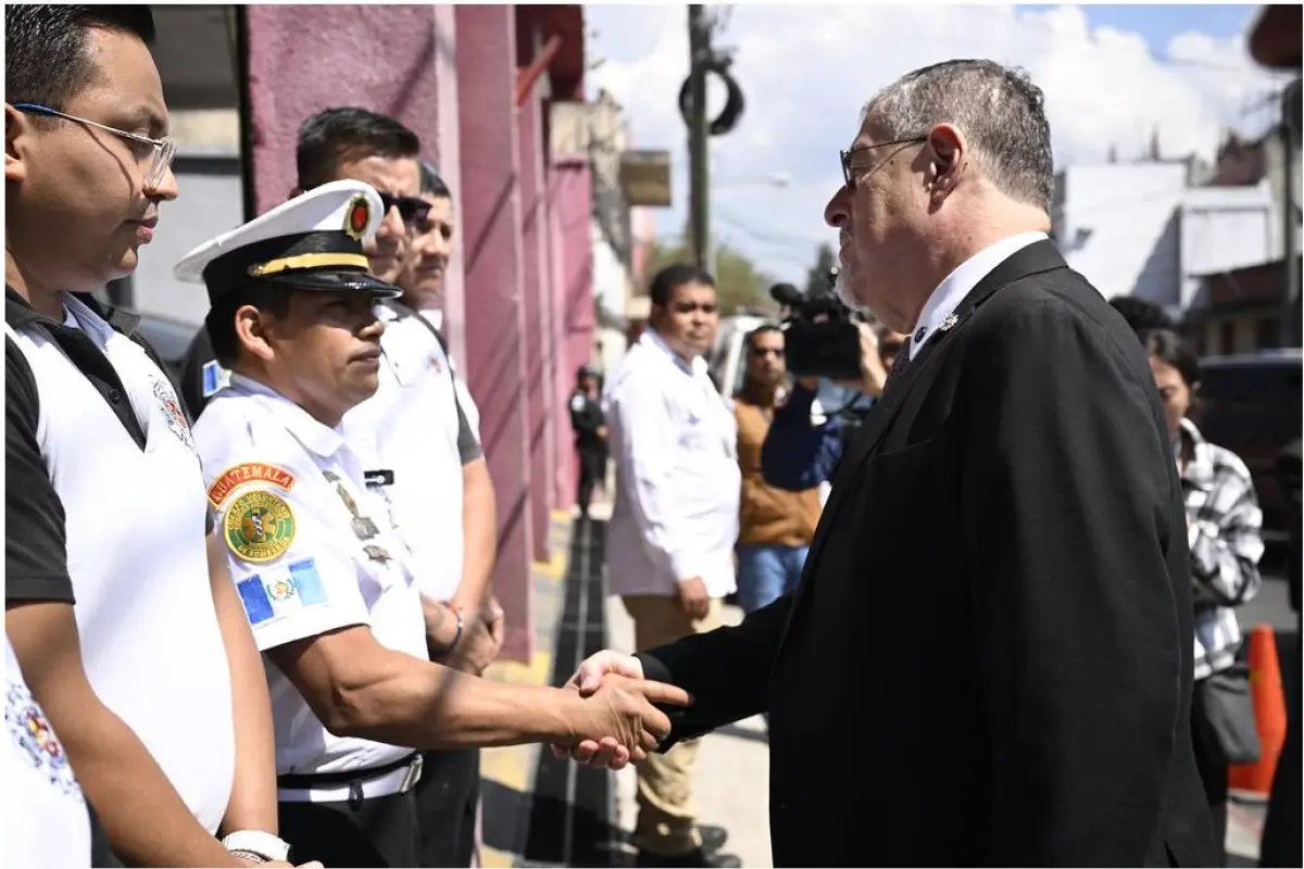 El mandatario Bernardo Arévalo visitó una estación de los Bomberos Voluntarios., Gobierno de Guatemala