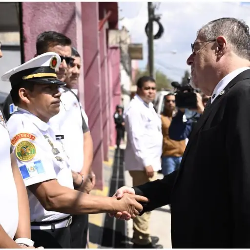 El mandatario Bernardo Arévalo visitó una estación de los Bomberos Voluntarios. ,Gobierno de Guatemala