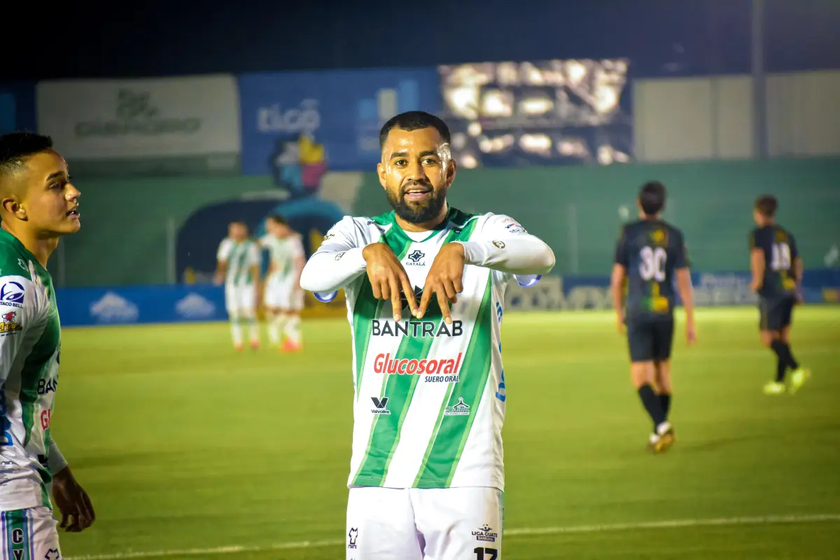 Celebración de Dewinder Bradley ante Xinabajul - Antigua Esportiva