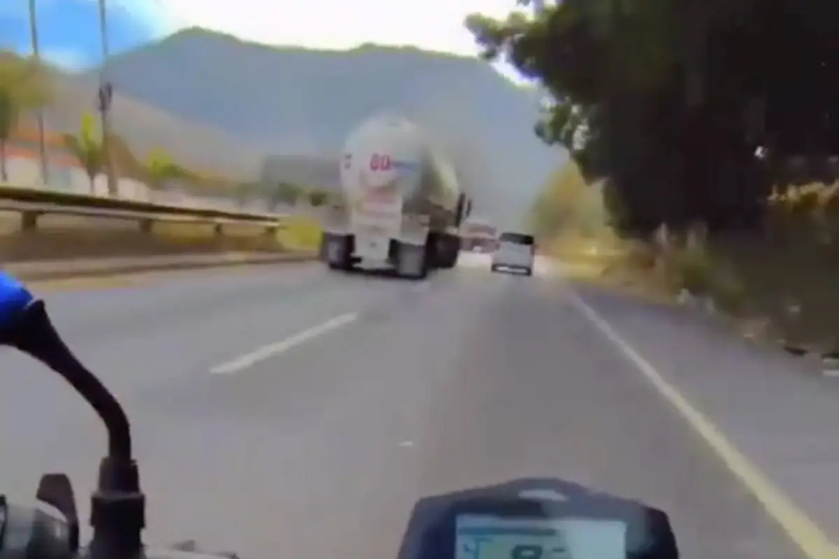 El incidente fue captado por la cámara de otro motorista que transitaba por el tramo y portaba un dispositivo en su casco, Captura de pantalla video X.