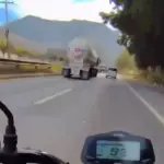 El incidente fue captado por la cámara de otro motorista que transitaba por el tramo y portaba un dispositivo en su casco ,Captura de pantalla video X.