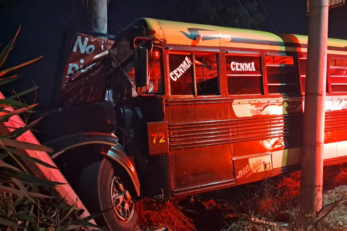 El bus impactó contra un muro., Bomberos Voluntarios