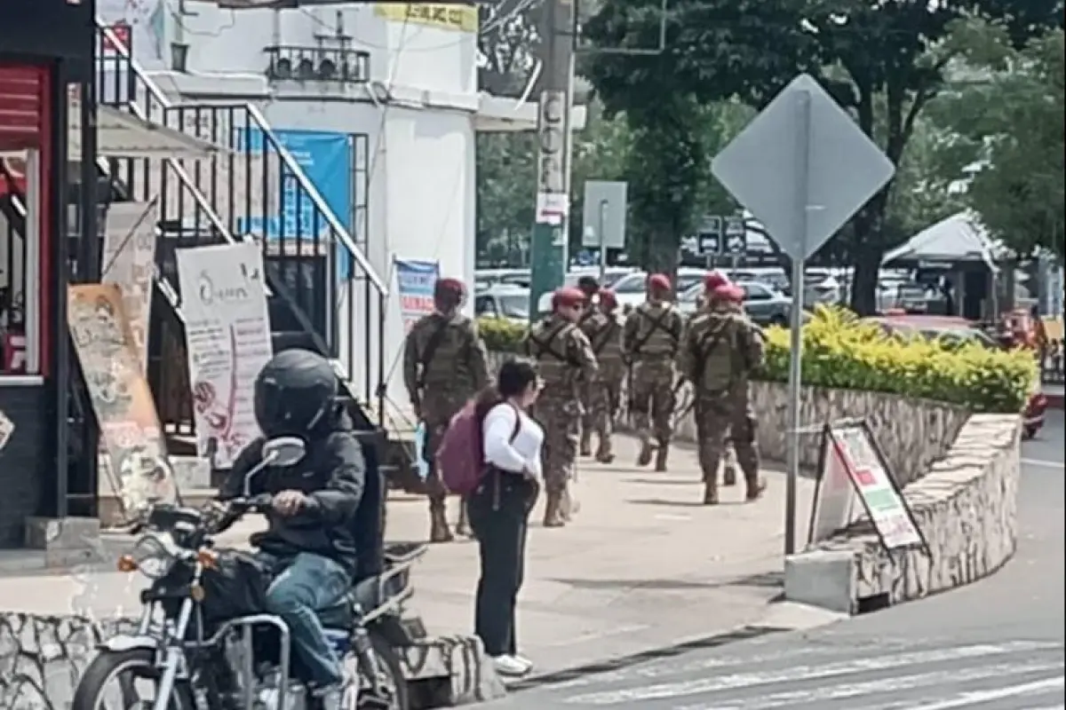 La Usac compartió imágenes del personal del Ejército en el ingreso al campus central., Usac