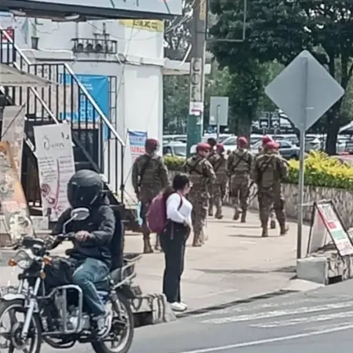 La Usac compartió imágenes del personal del Ejército en el ingreso al campus central. ,Usac