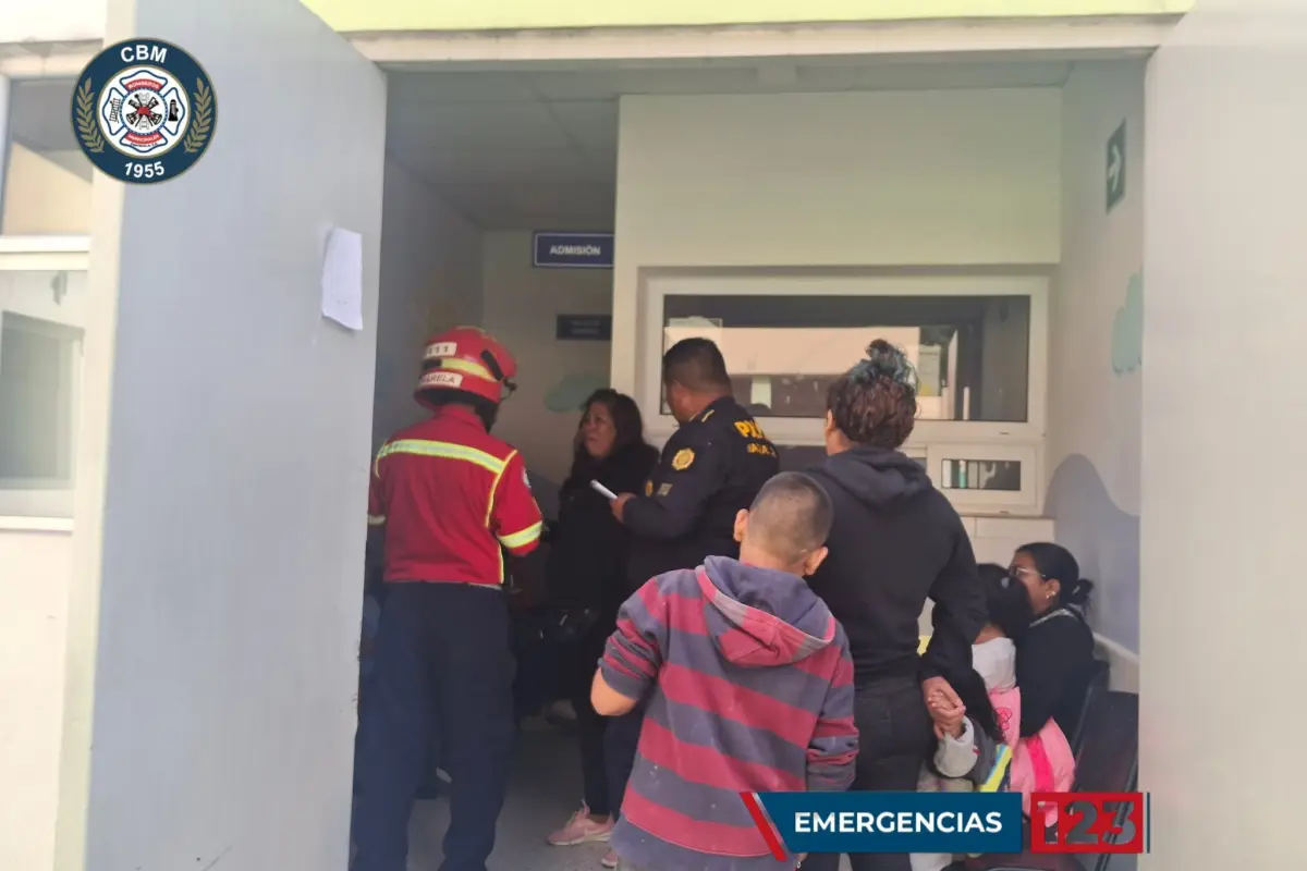 Bomberos trasladaron a un niño herido de bala al Hospital General San Juan de Dios. , Foto CBM