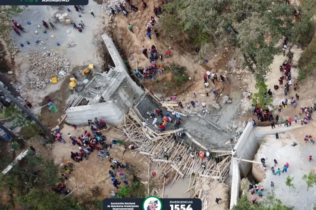 Puente en construcción colapsa en Quiché. , Foto Bomberos Municipales Departamentales