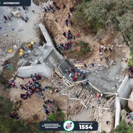 Puente en construcción colapsa en Quiché.  ,Foto Bomberos Municipales Departamentales