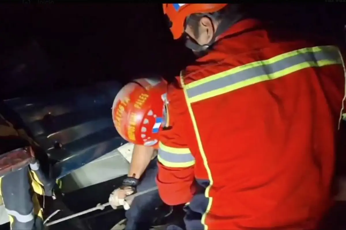 Bus cae hondonada en Calzada La Paz , Bomberos Municipales