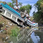 Bomberos trabajan para rescatar el último cuerpo del bus accidentado. Podría tratarse del piloto. ,Omar Solís/Emisoras Unidas