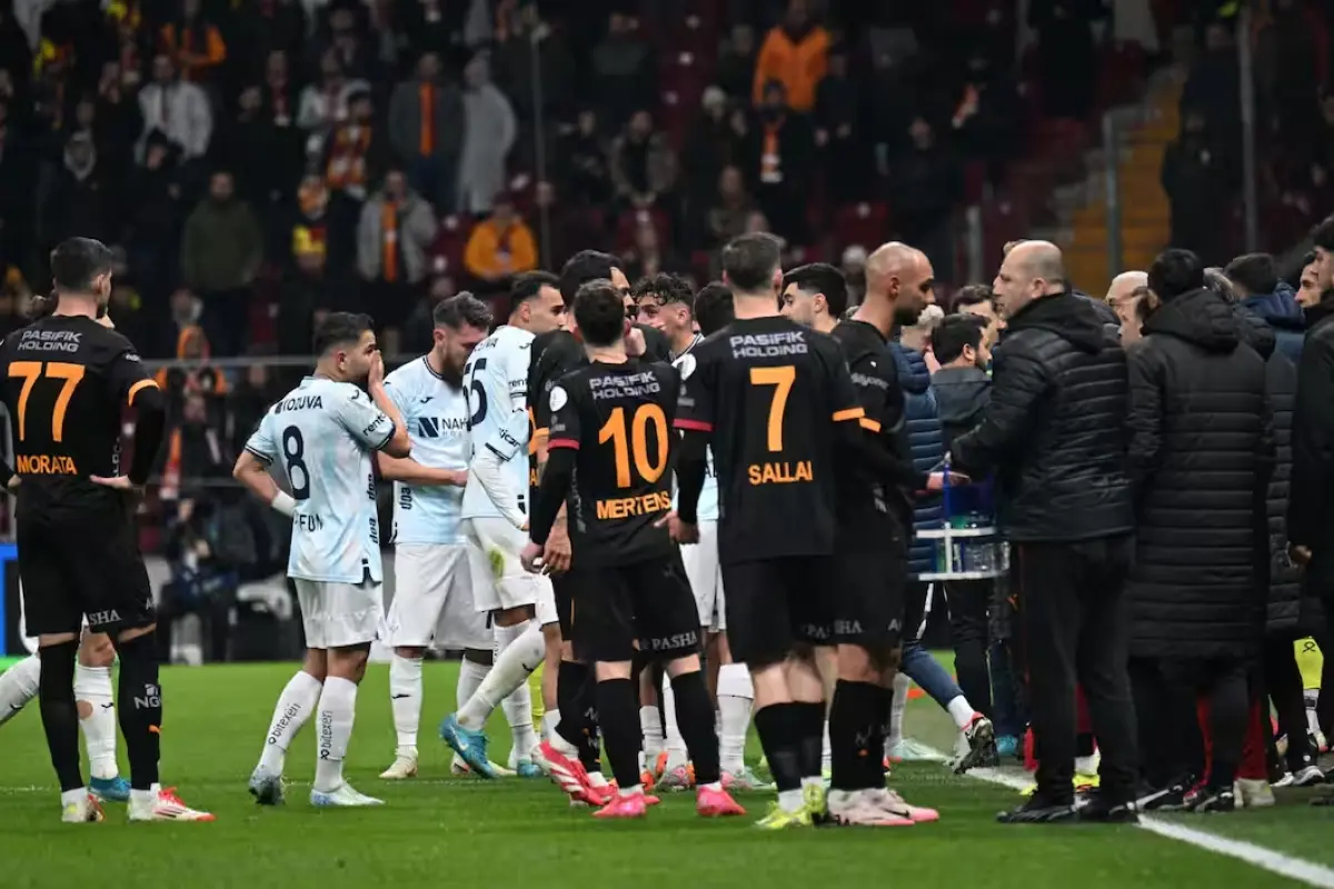 El equipo turco Adana Demirspor decidió retirarse del partido ante el Galatasaray en el minuto 34, en protesta por un penalti sancionado en su contra - Redes Sociales