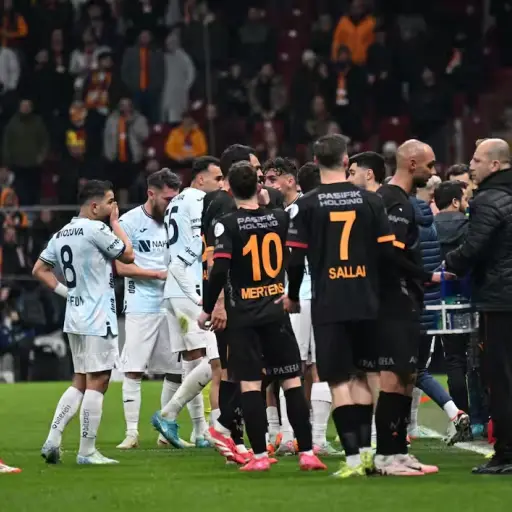 El equipo turco Adana Demirspor decidió retirarse del partido ante el Galatasaray en el minuto 34, en protesta por un penalti sancionado en su contra - Redes Sociales