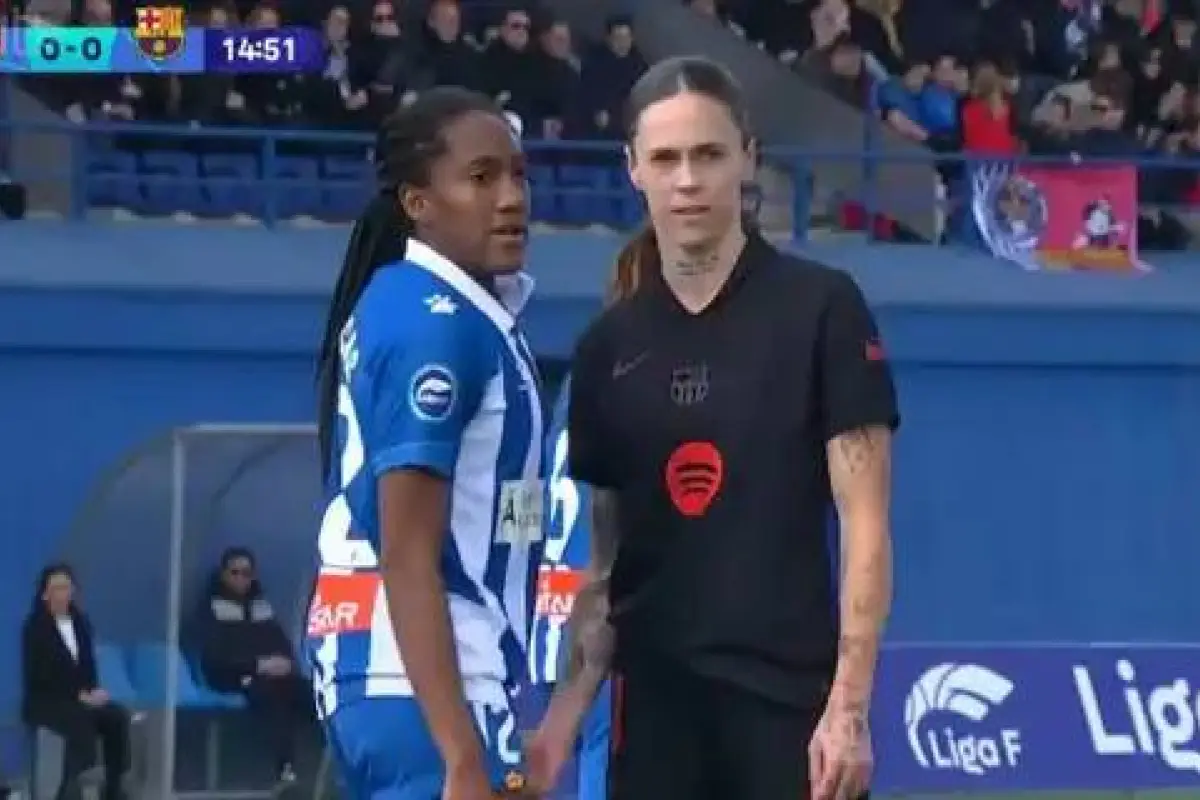 En las imágenes televisivas se puede observar cómo Mapi León, jugadora del Barça, toca las partes íntimas de Daniela Caracas, futbolista del Espanyol - DAZN