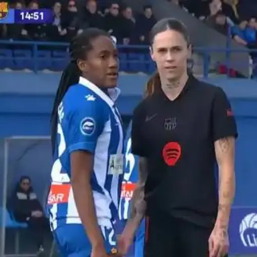 En las imágenes televisivas se puede observar cómo Mapi León, jugadora del Barça, toca las partes íntimas de Daniela Caracas, futbolista del Espanyol - DAZN