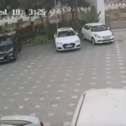 El padre reacciona violentamente contra el automovilista que atropelló a su hijo. ,Captura de pantalla video X.