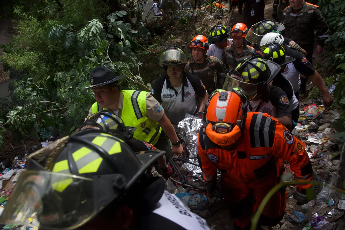 El retiro del último cuerpo que permanecía en el bus accidentado. Podría tratarse del piloto de la unidad., Omar Solís/Emisoras Unidas