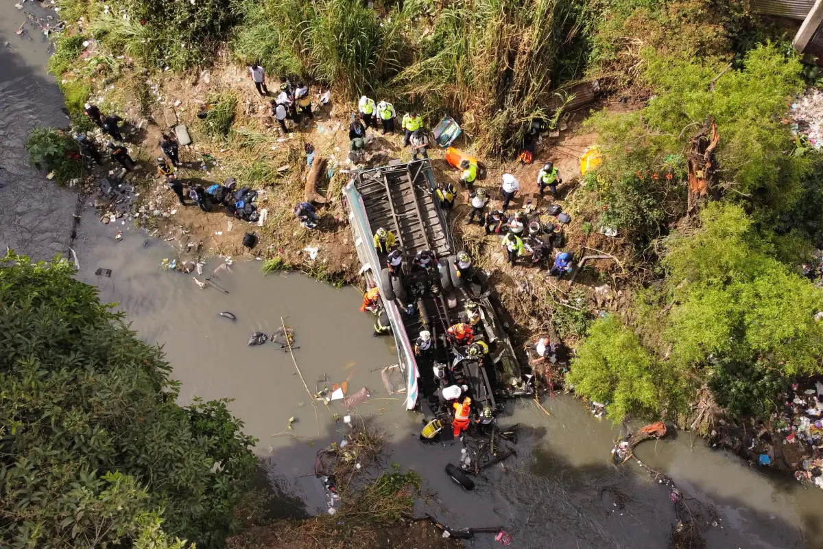 La unidad de transporte extraurbano cayó a una hondonada., Conred